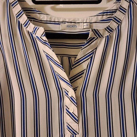 Sleeveless striped blouse - Picture 2 of 2